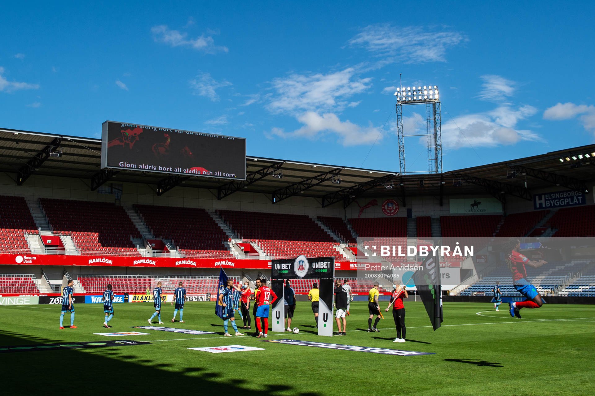 Helsingborgs och Djurgårdens spelare gör entré