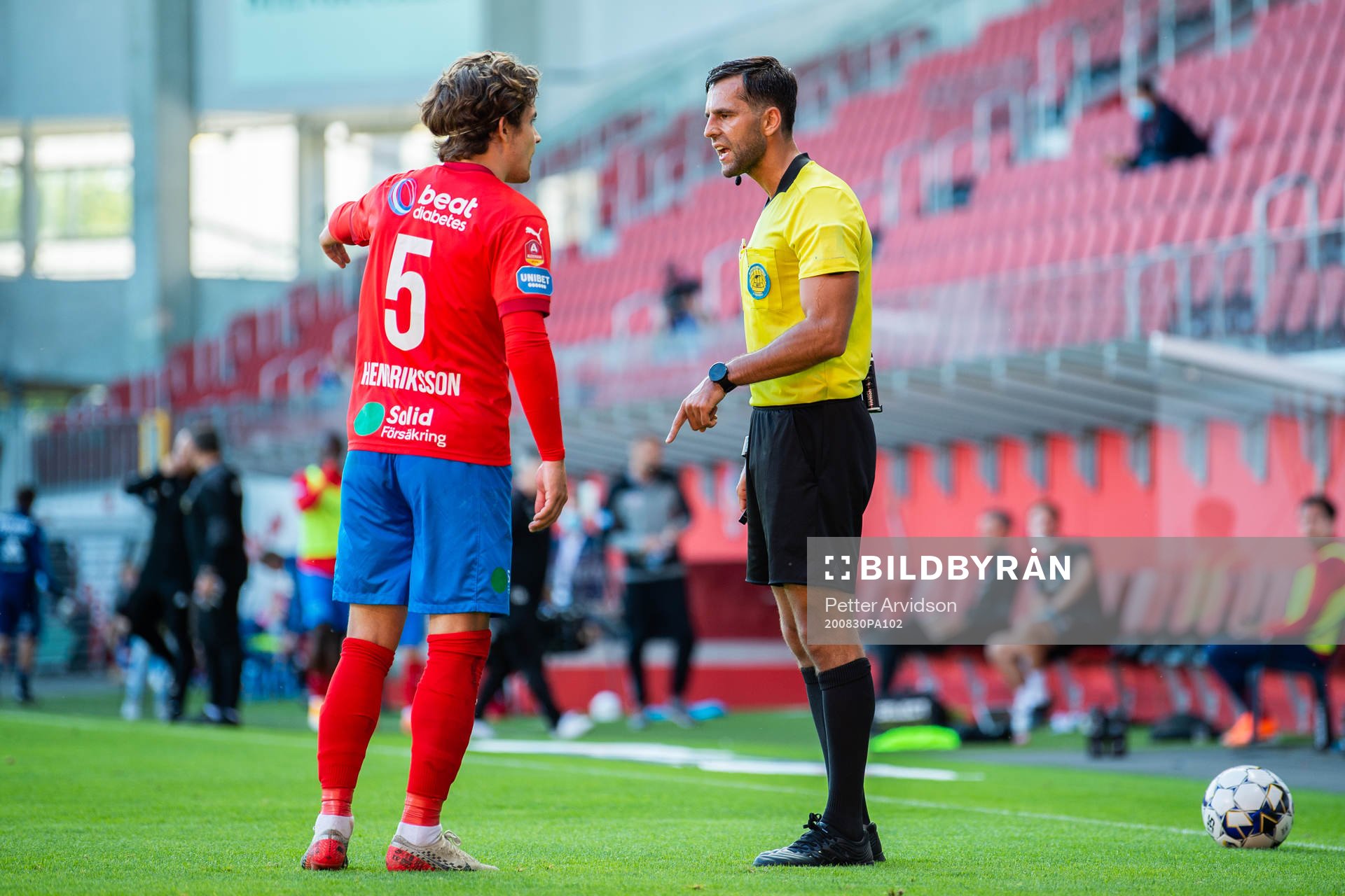 Helsingborgs Brandur Hendriksson i samtal med domare Granit