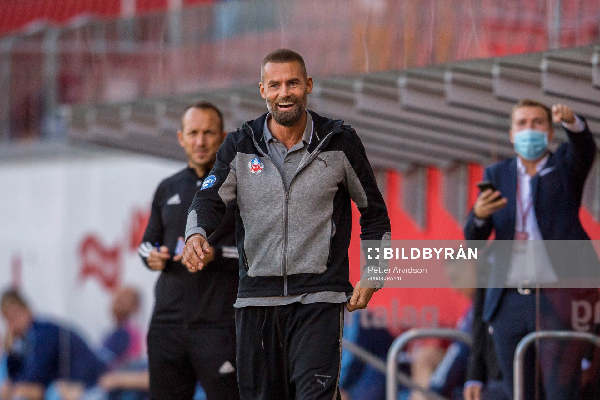Helsingborgs tränare Olof Mellberg jublar