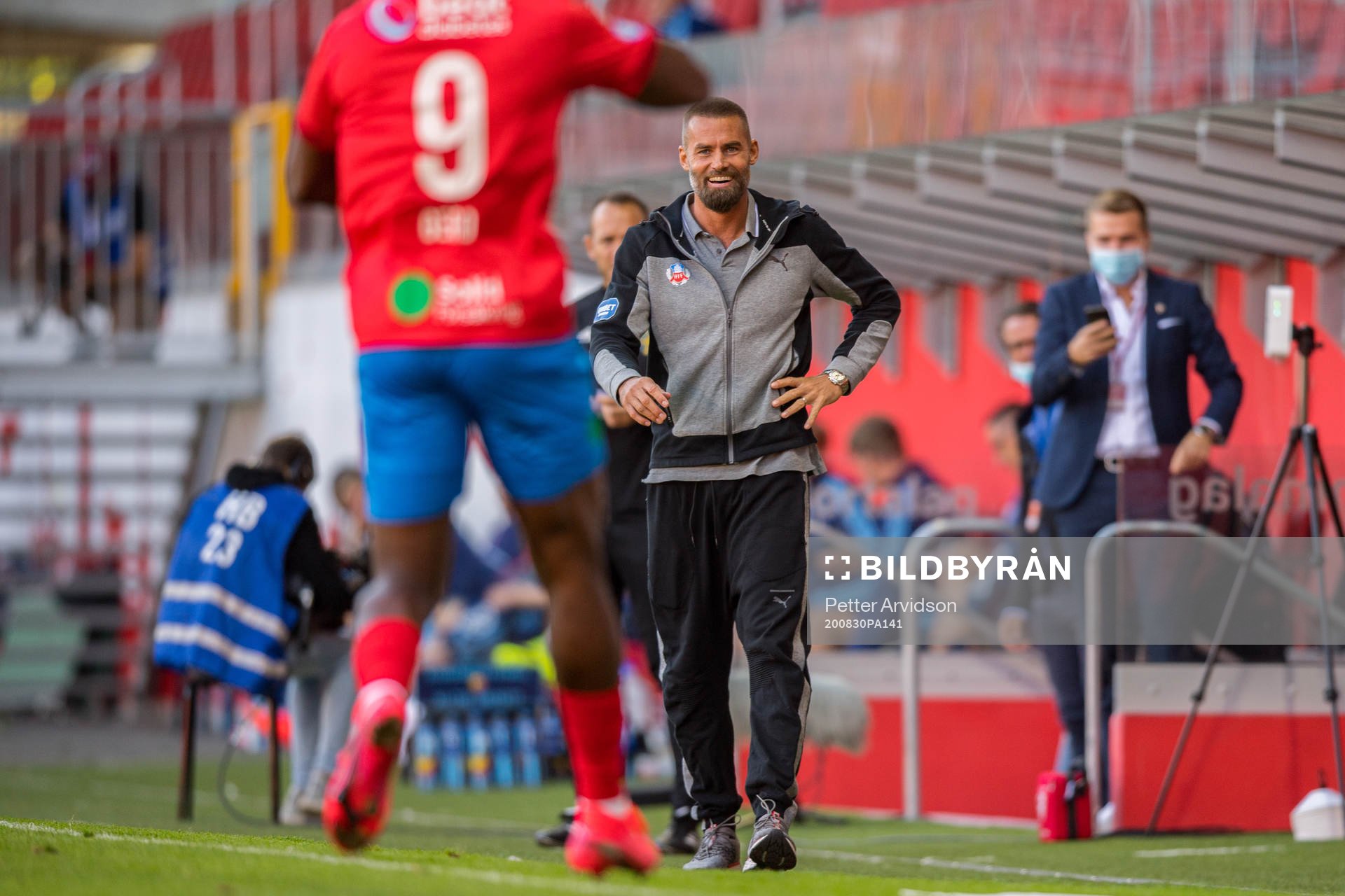 Helsingborgs tränare Olof Mellberg jublar efter 3-1 målet av Alhaji Gero i förgrunden under fotbollsmatchen i Allsvenskan mellan Helsingborg och Djurgården den 30 augusti 2020 i Helsingborg.