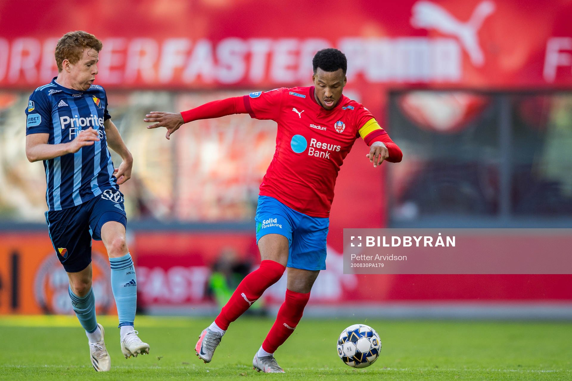 Djurgårdens Aslak Witry och Helsingborgs Martin Olsson under fotbollsmatchen i Allsvenskan mellan Helsingborg och Djurgården den 30 augusti 2020 i Helsingborg.
