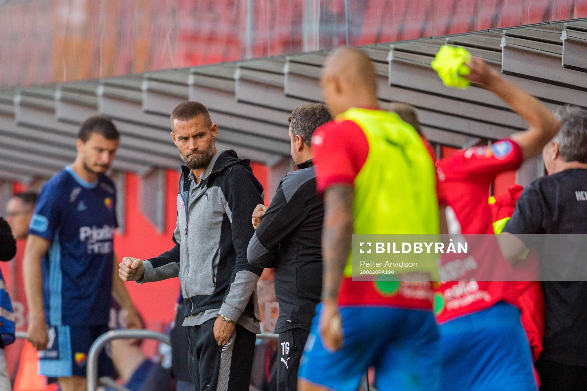 Helsingborgs tränare Olof Mellberg jublar på slutsignalen