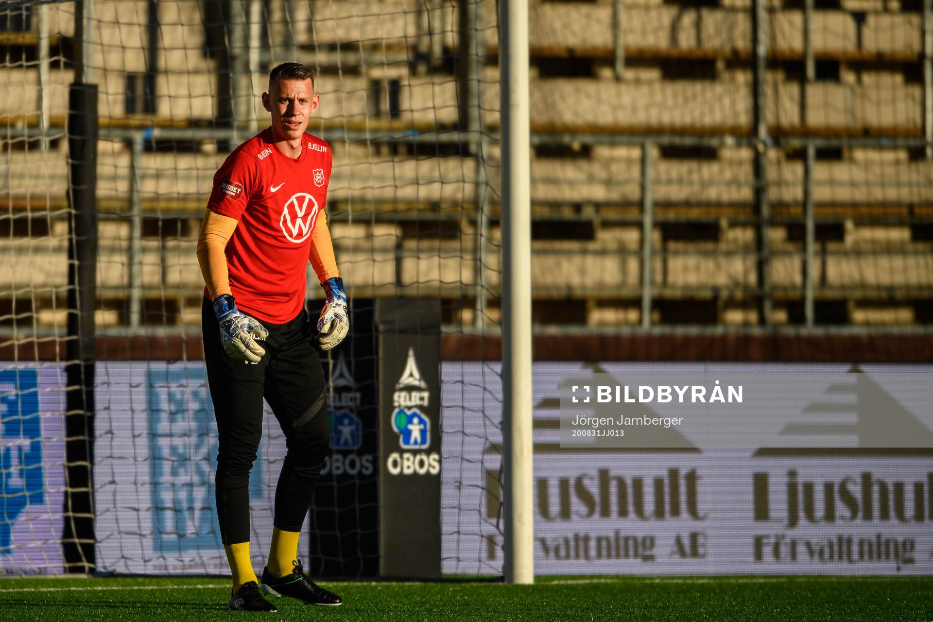 Örgrytes målvakt David Olsson värmer upp inför fotbollsmatchen i Superettan  mellan Norrby och Örgryte den 31 augusti 2020 i Borås.