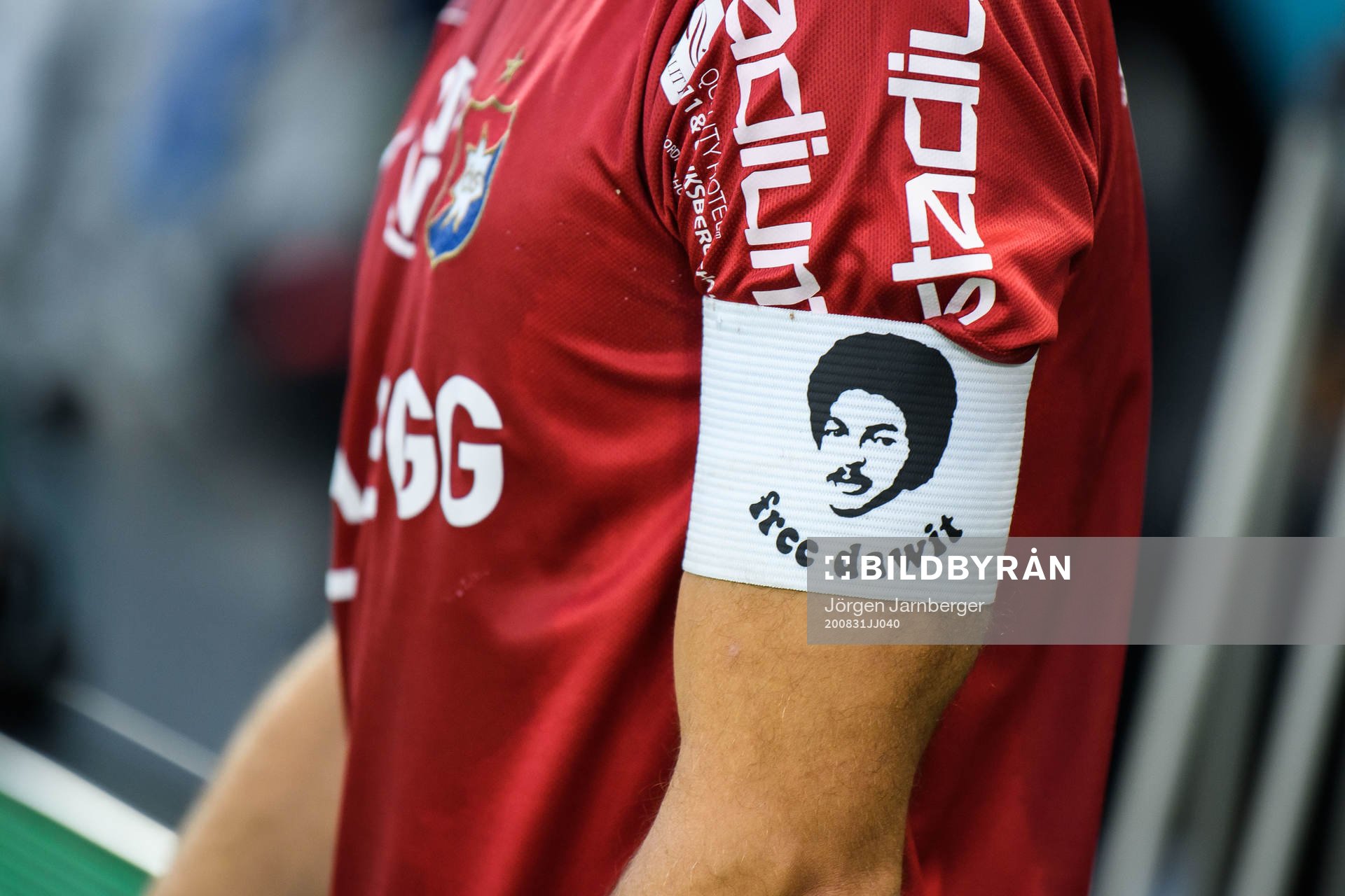 Örgrytes Hannes Sahlin med en kaptensbindel som
