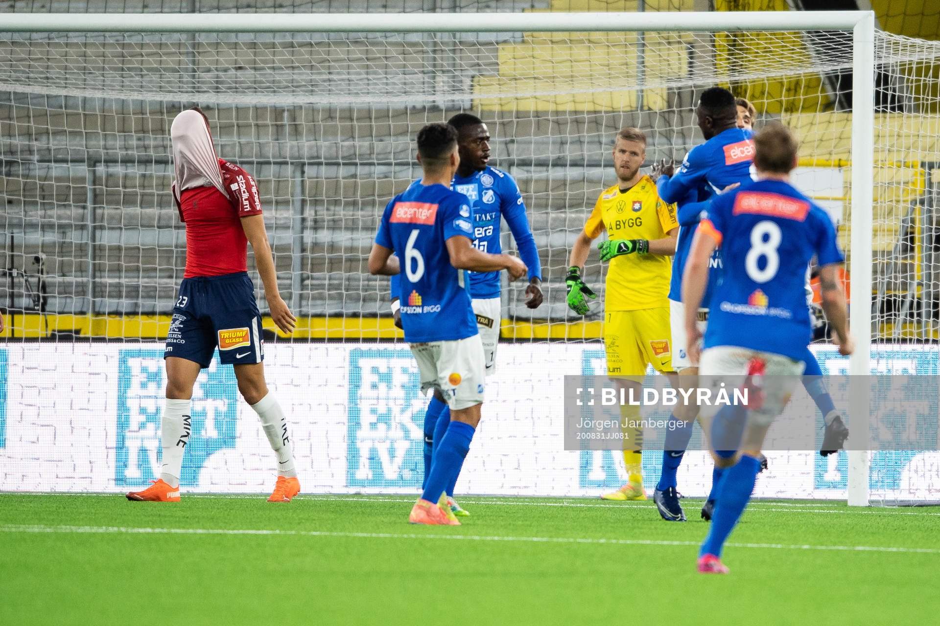 Örgrytes Arvid Brorsson drar tröjan över huvudet och