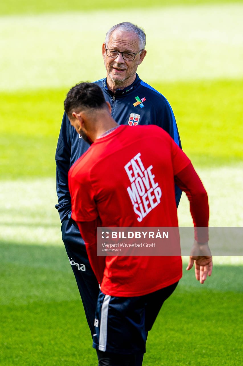 Lars Lagerbäck, head coach of Norway, talks to Joshua King