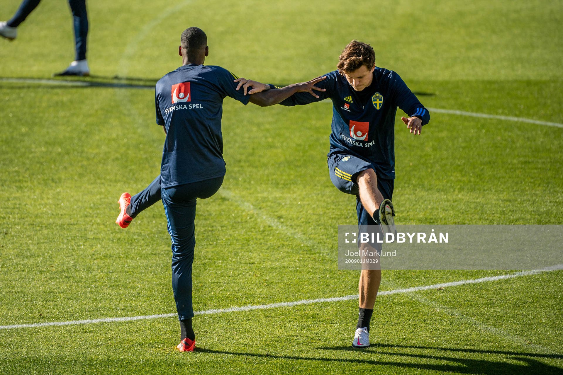 Alexander Isak (l) and Victor Nilsson Lindelöf (r) of the