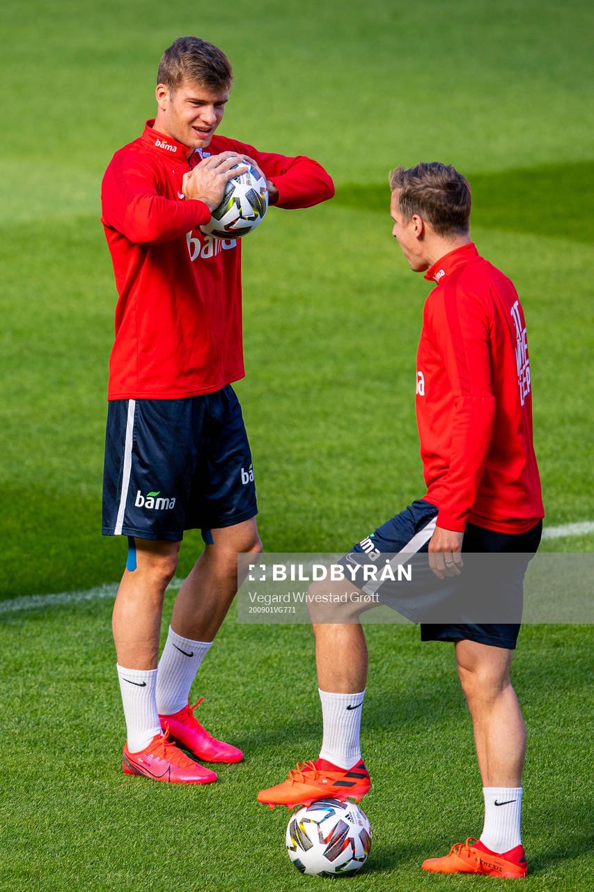 Alexander Sørloth and Stefan Johansen of the Norwegian
