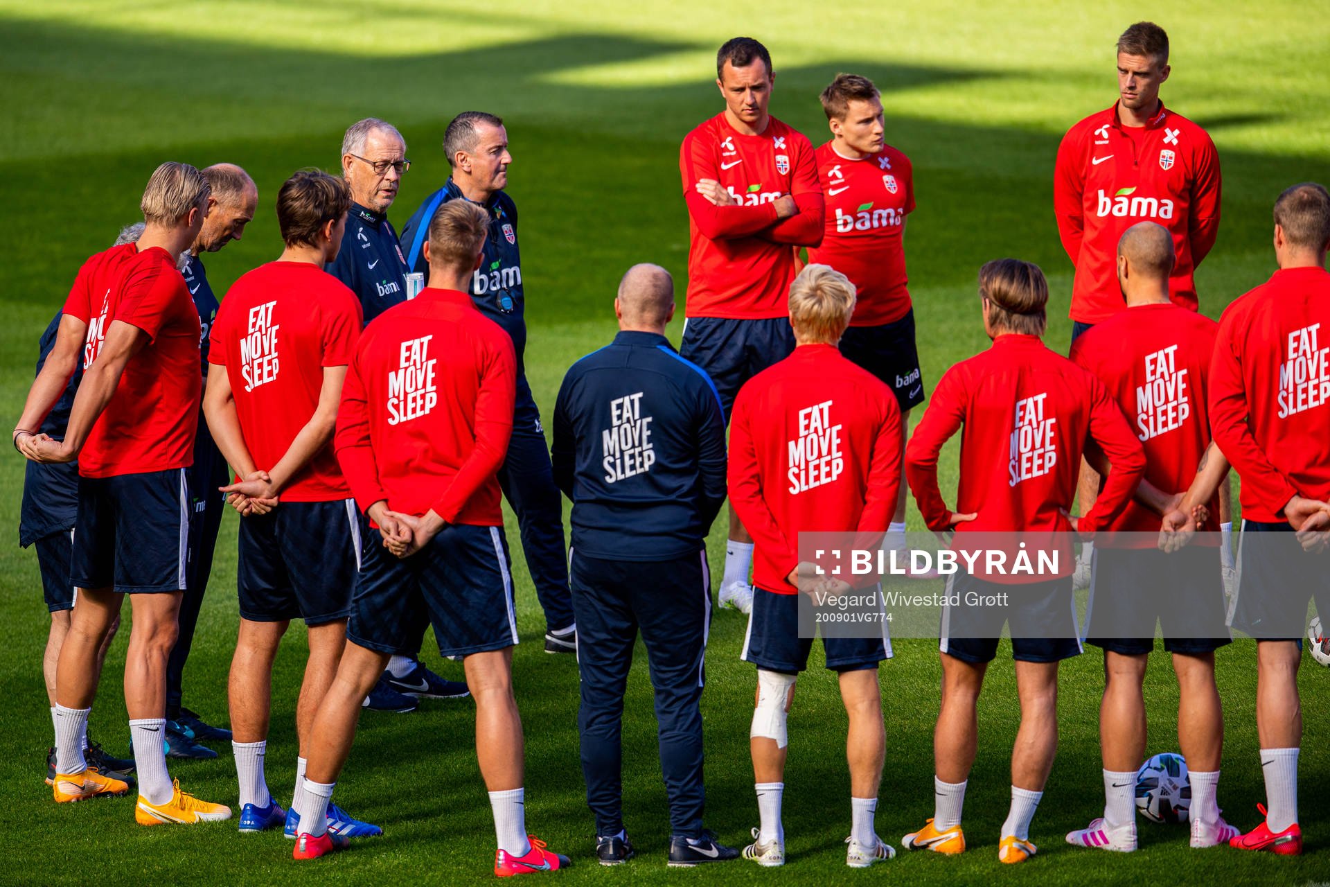 Lars Lagerbäck, head coach of Norway, talks to the players