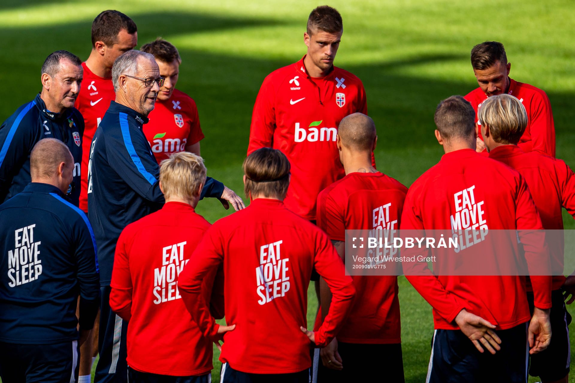 Lars Lagerbäck, head coach of Norway, talks to the players