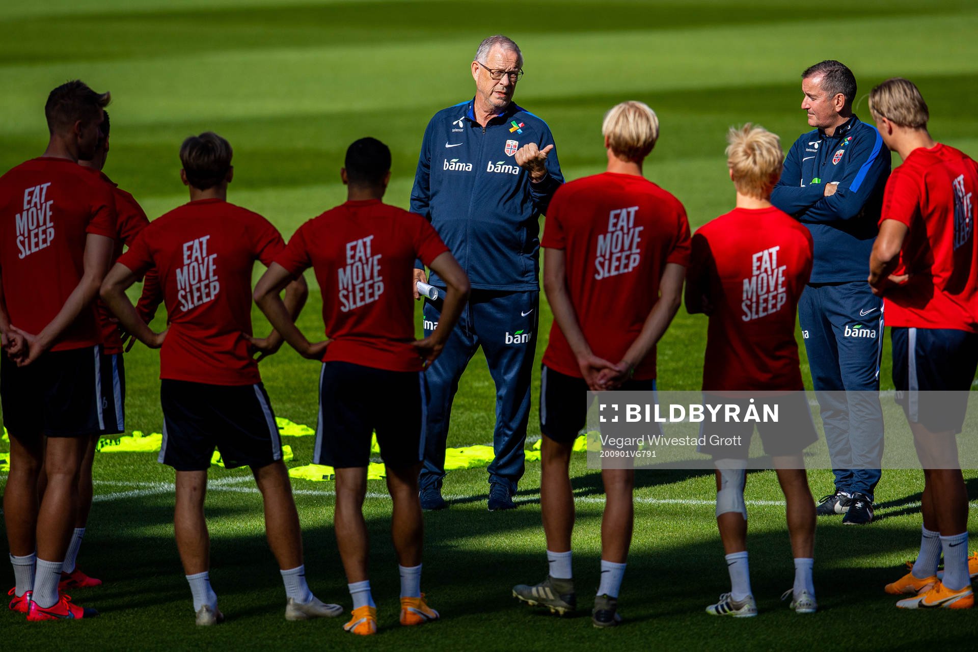 Lars Lagerbäck, head coach of Norway, talks to the players