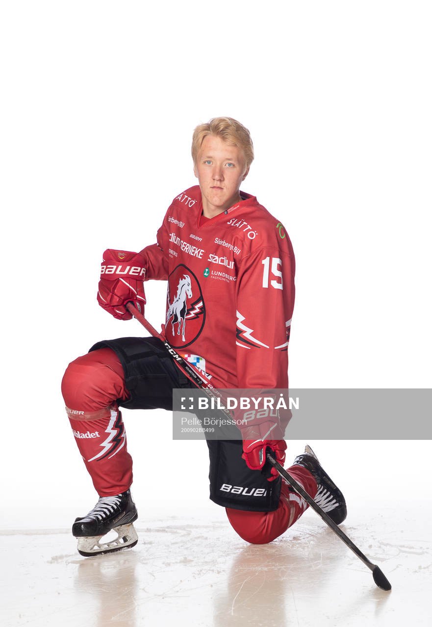 Vita Hästens Simon Holmström