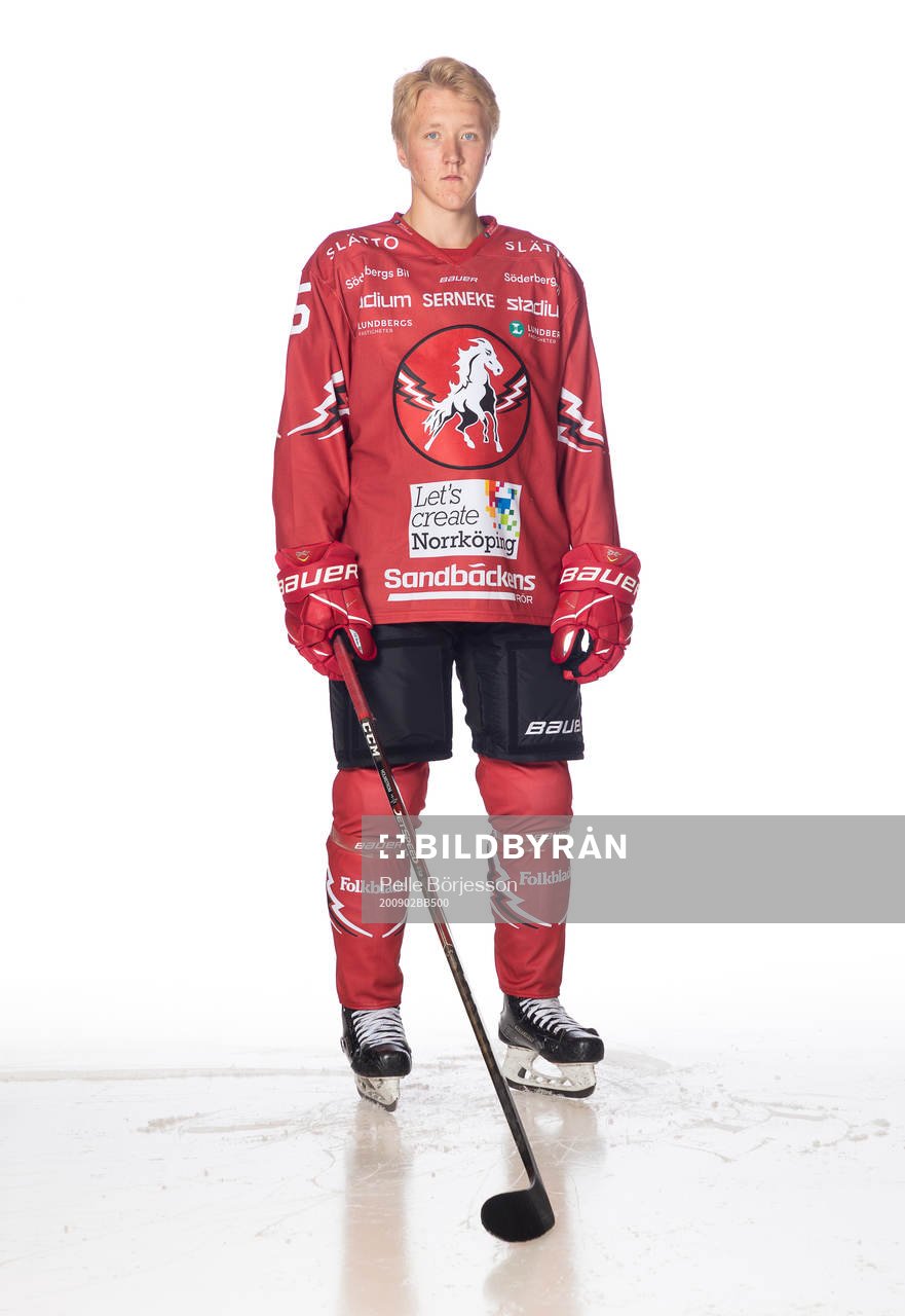 Vita Hästens Simon Holmström