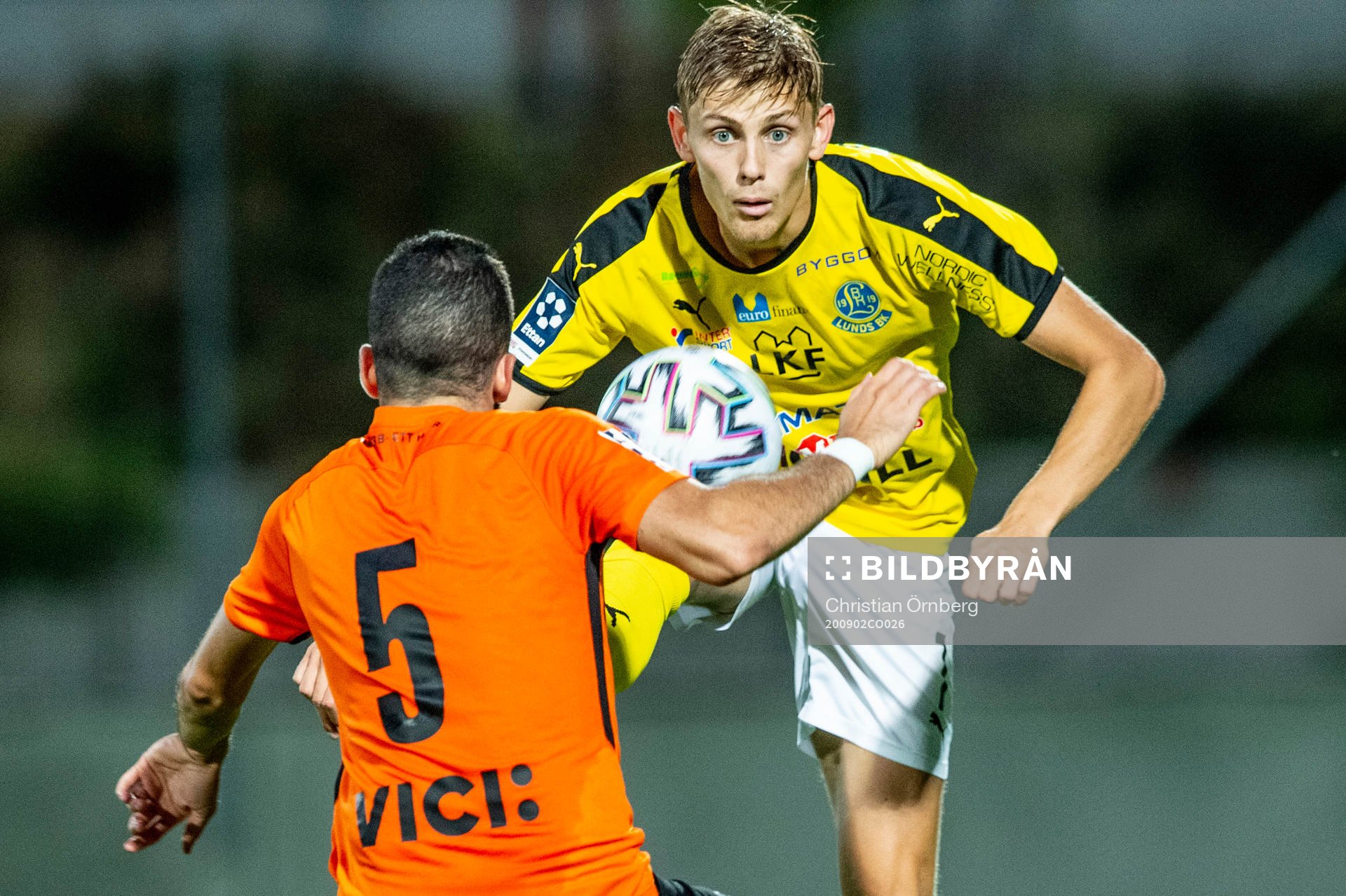 Torns Granit Stagova mot Lunds Måns Hofvander under fotbollsmatchen i Division 1 södra mellan Lunds BK och Torn den 2 september 2020 i Lund.