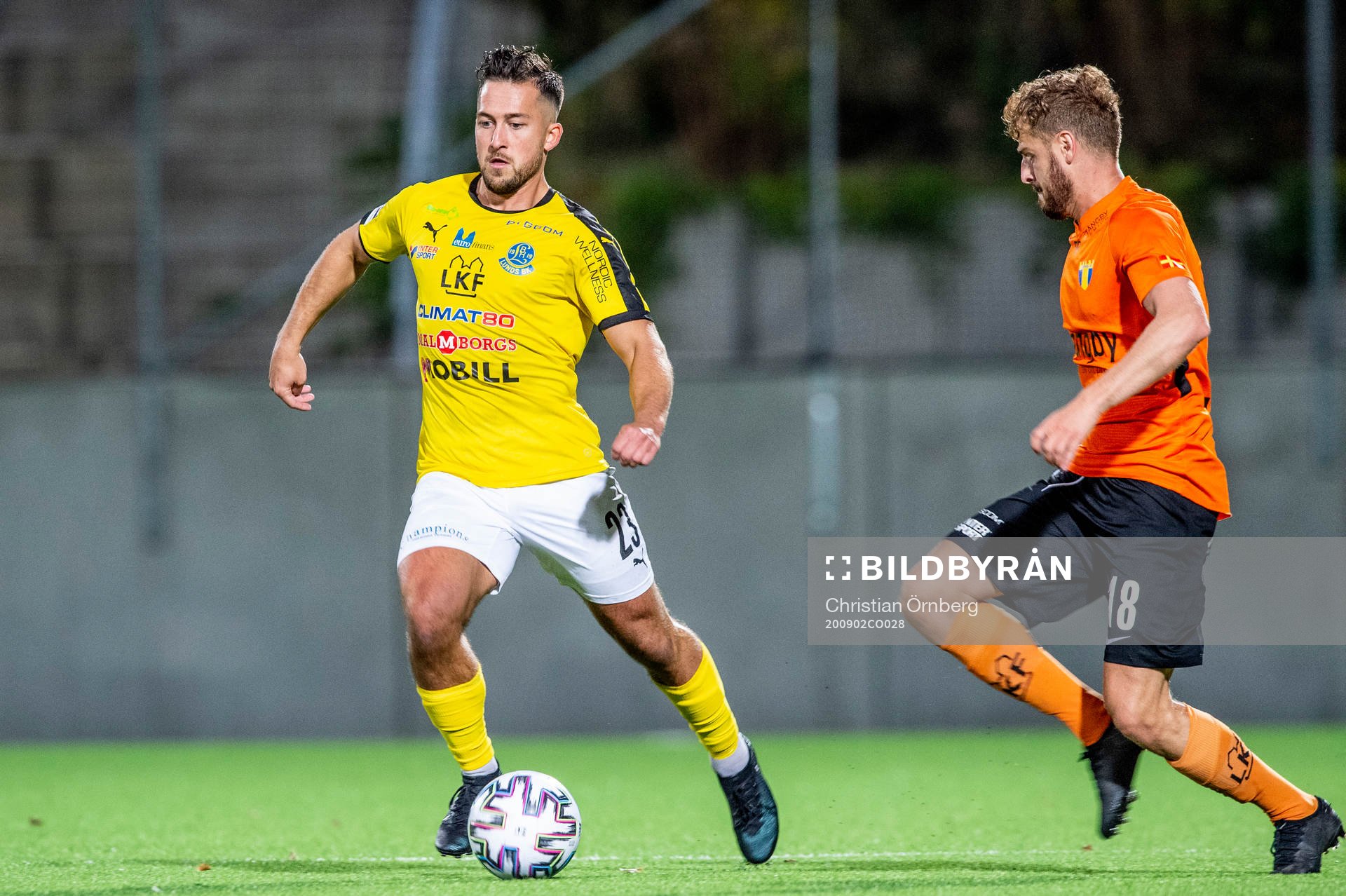 Lunds Gustav Hillstedt mot Torns Rebin Asaad under fotbollsmatchen i Division 1 södra mellan Lunds BK och Torn den 2 september 2020 i Lund.