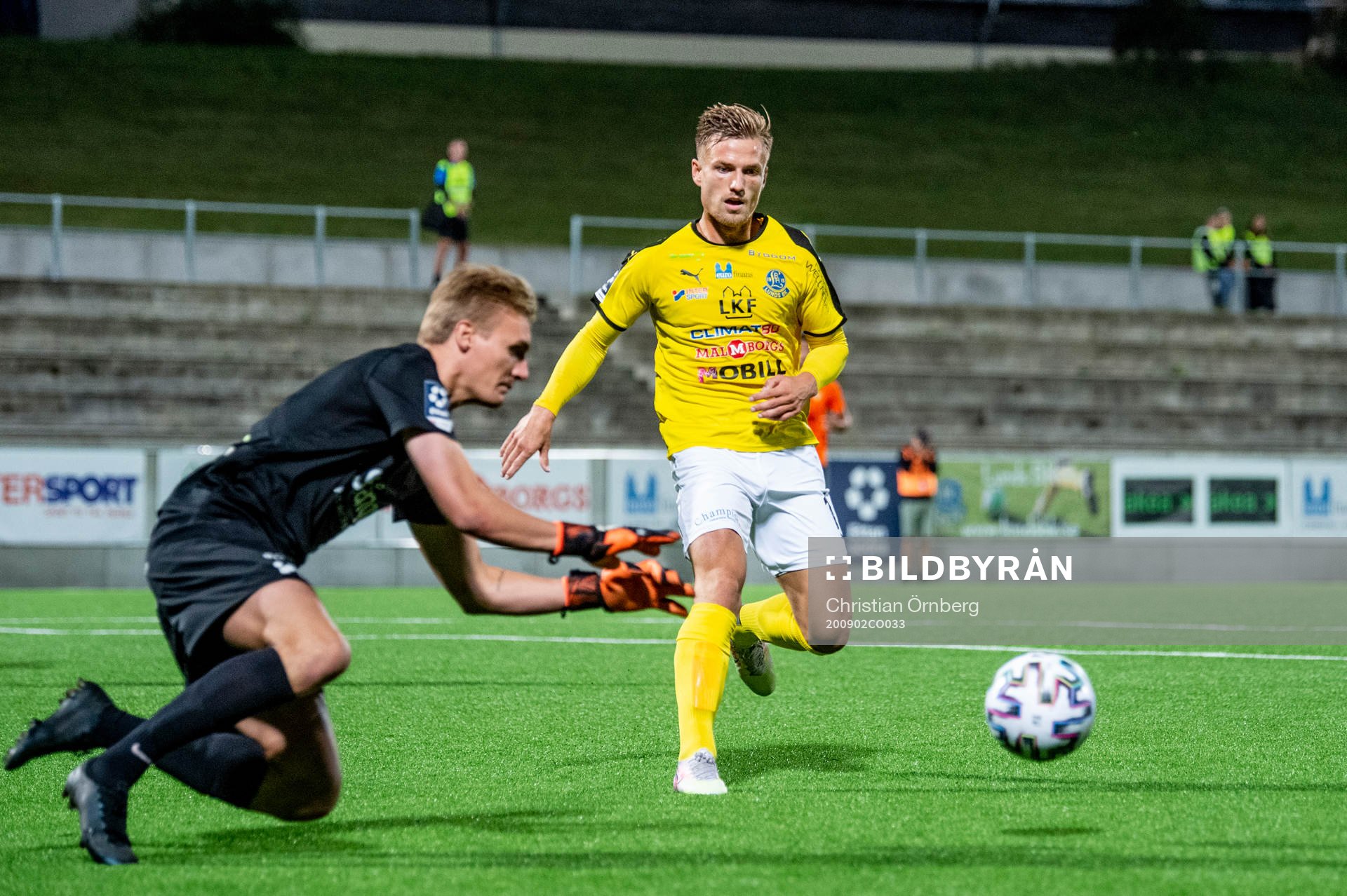 Torns målvakt Svante Hildeman tar bollen framför Lunds