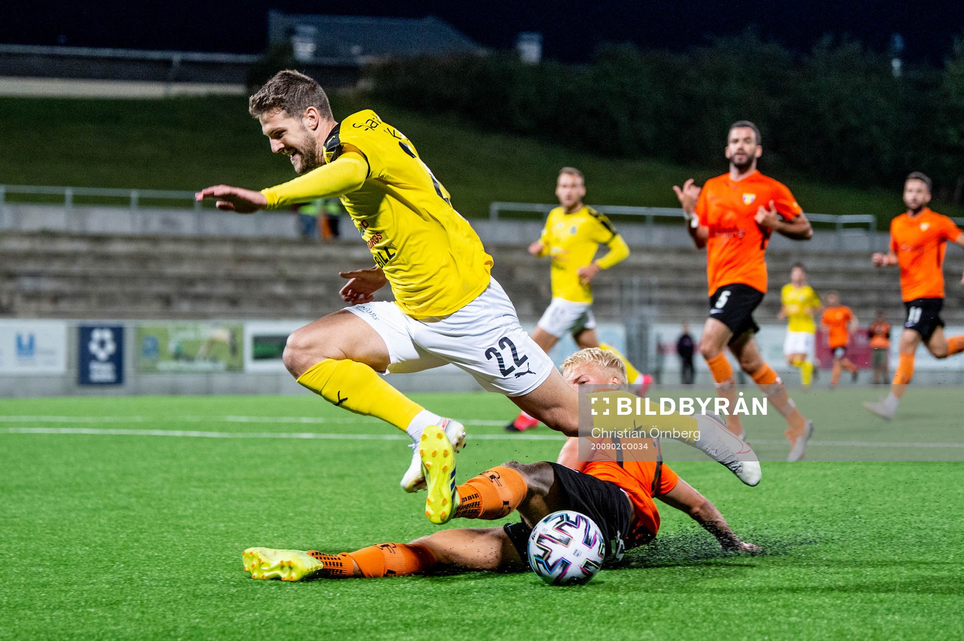 Lunds Oliver Stojanovic Fredin mot Torns Victor Larsson under fotbollsmatchen i Division 1 södra mellan Lunds BK och Torn den 2 september 2020 i Lund.
