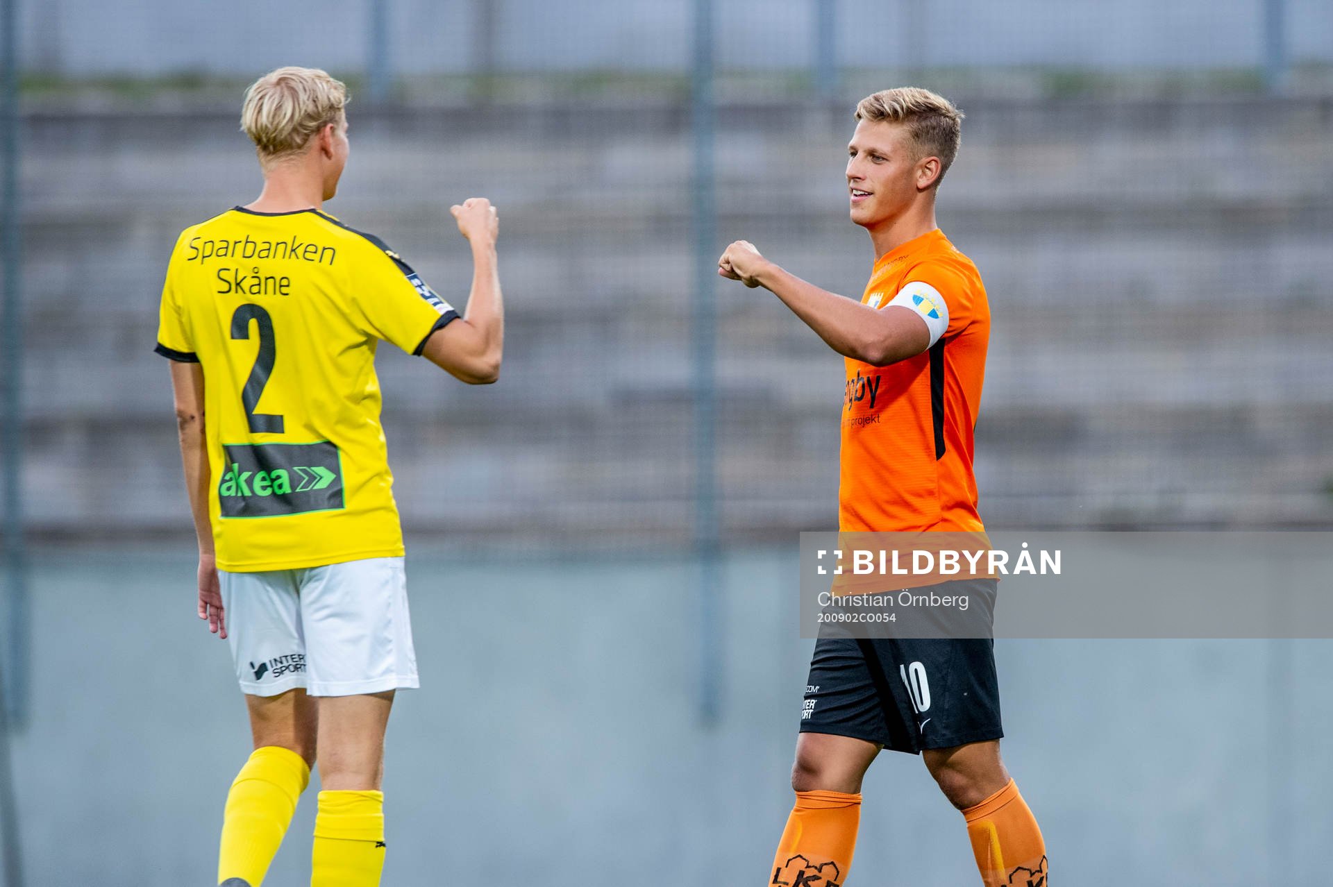 Lunds Jakob Andersson och Torns Tobias Karlsson hälsar på