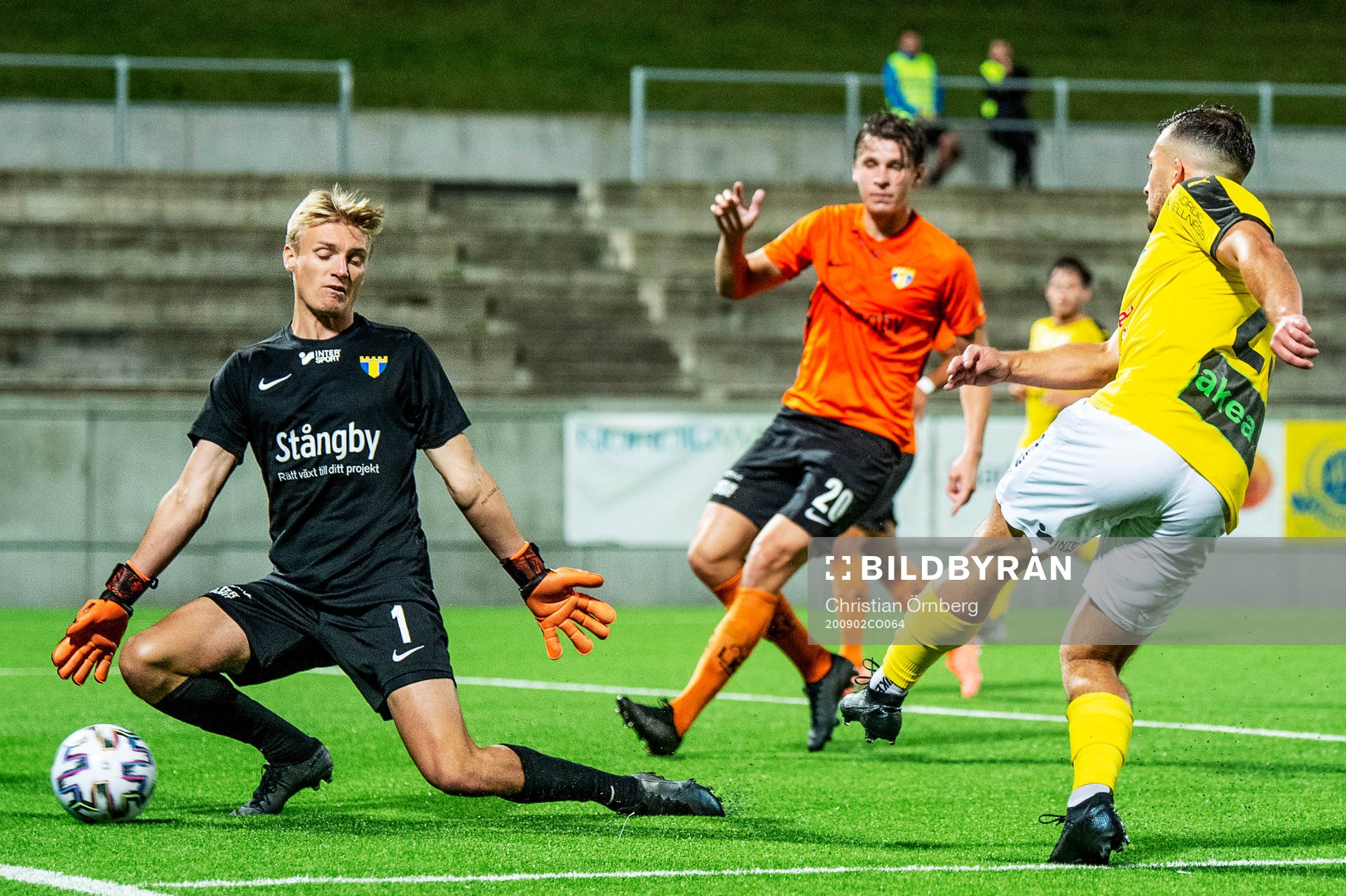 Torns Ludvig Bergman ser på när målvakt Svante Hildeman