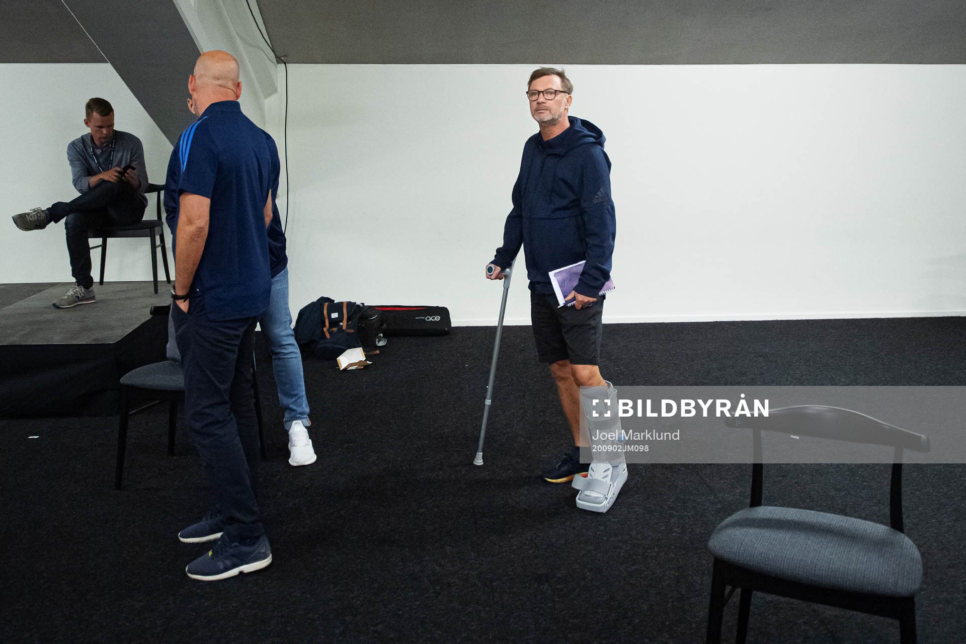 Förbundskapten Peter Gerhardsson på kryckor