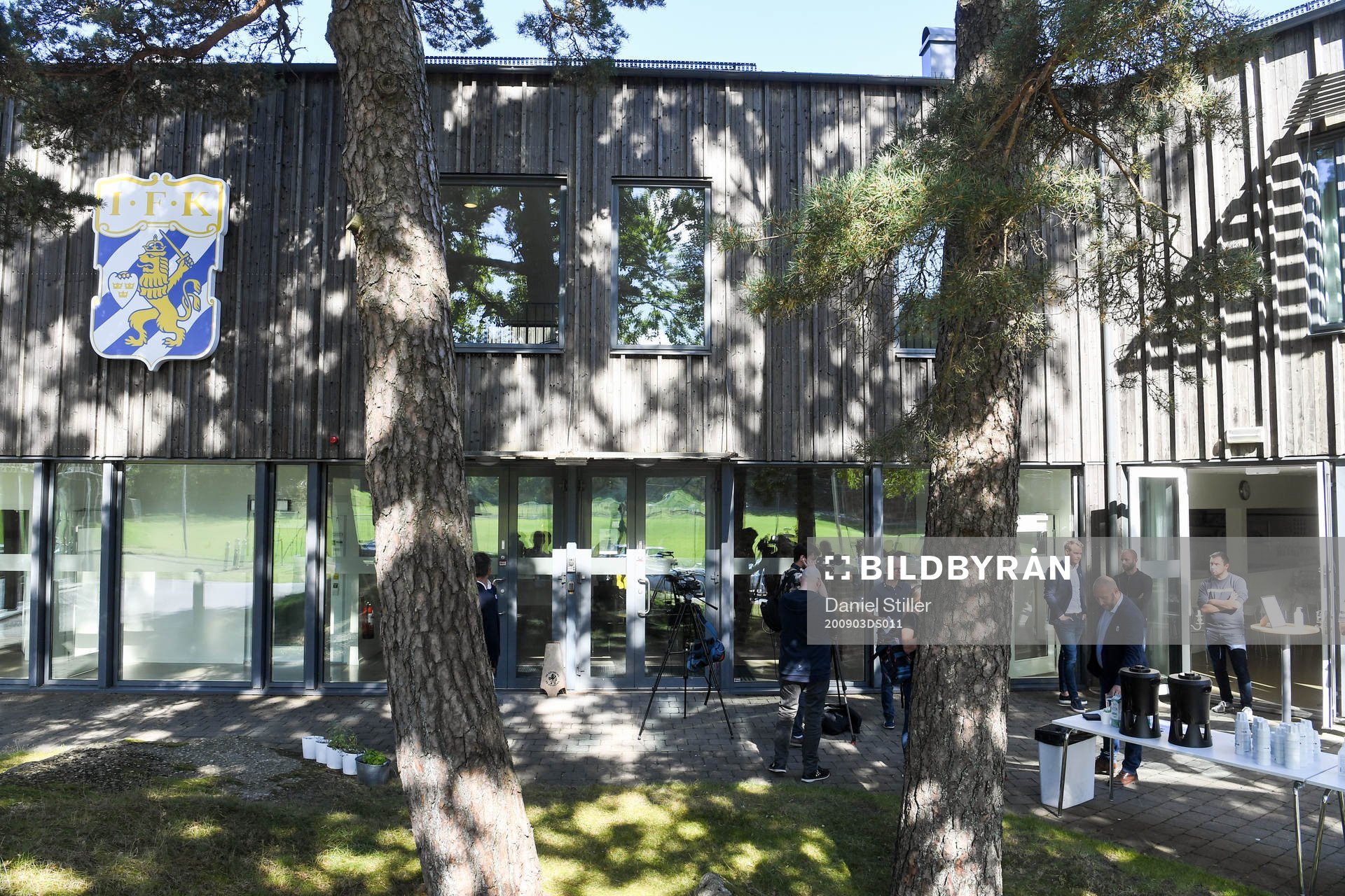 Media på plats utanför Kamratgården