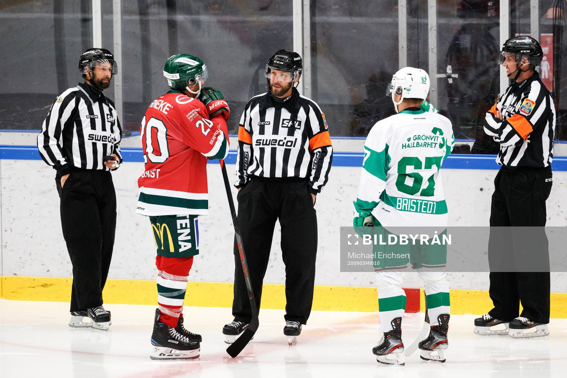 Domare Marcus Linde i samtal med Frölundas Joel Lundqvist