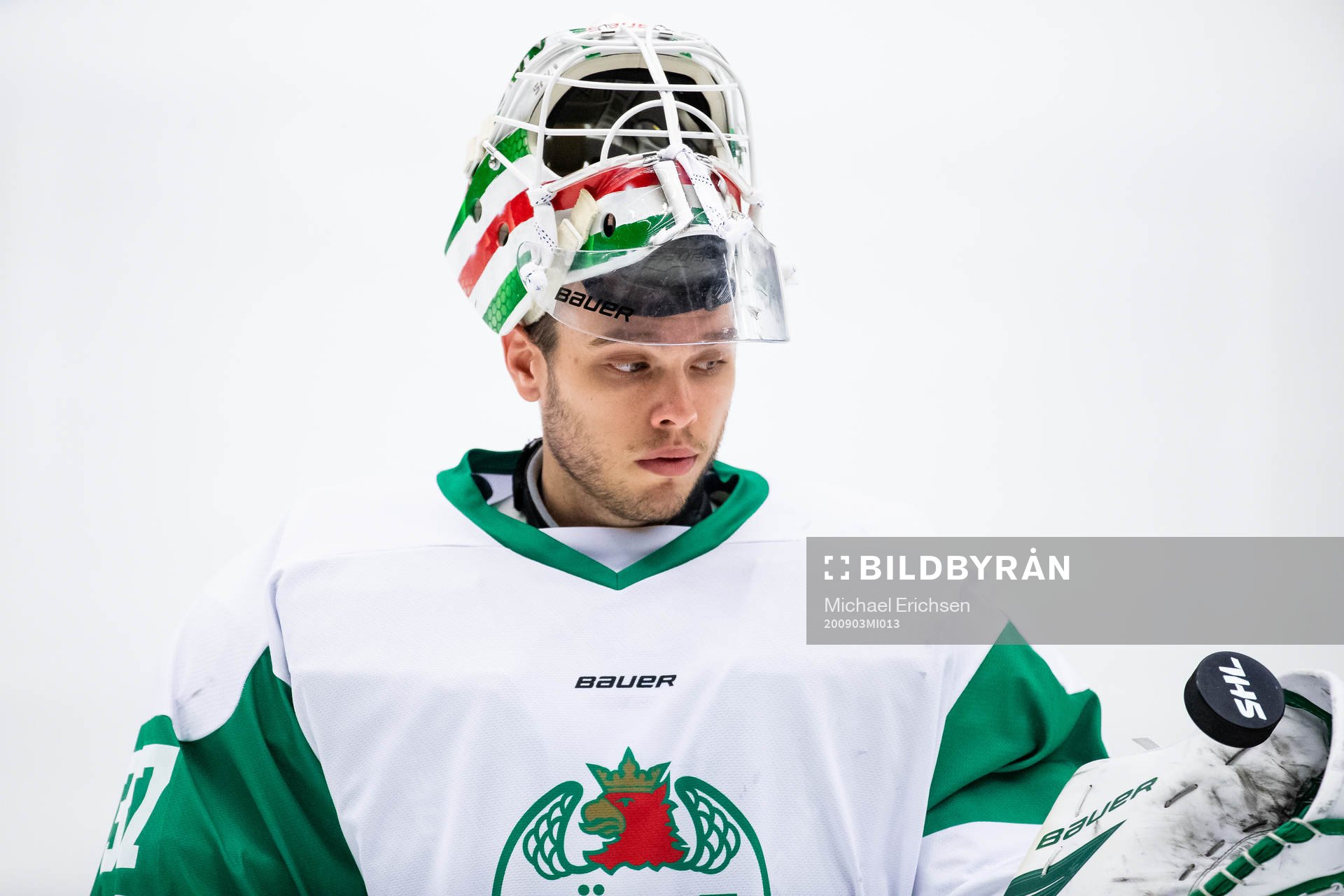 Rögles målvakt Johan Gustafsson innan ishockeymatchen i