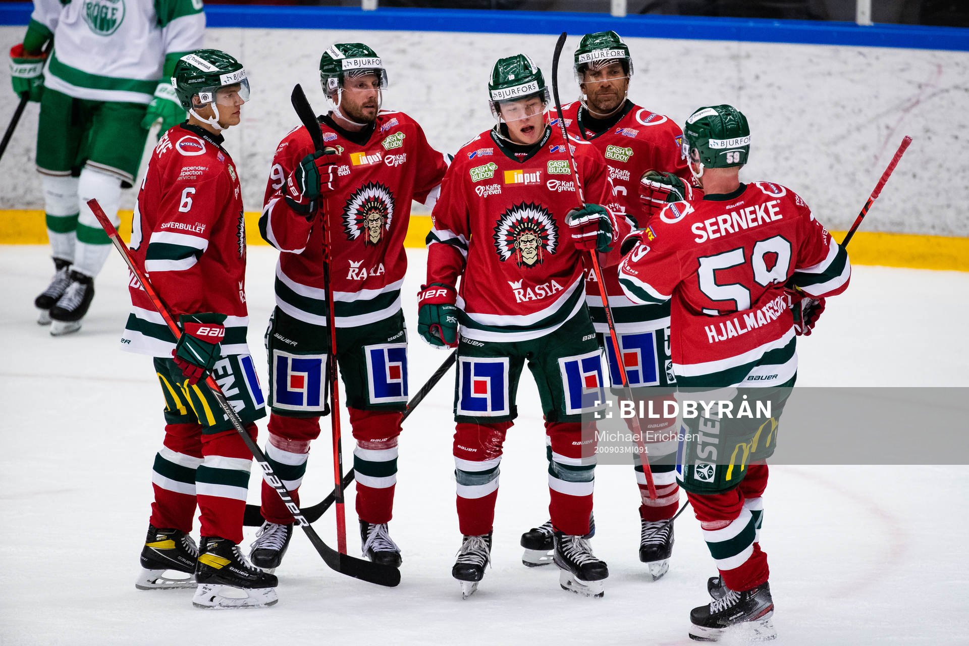 Frölundas Lucas Raymond jublar med lagkamrater