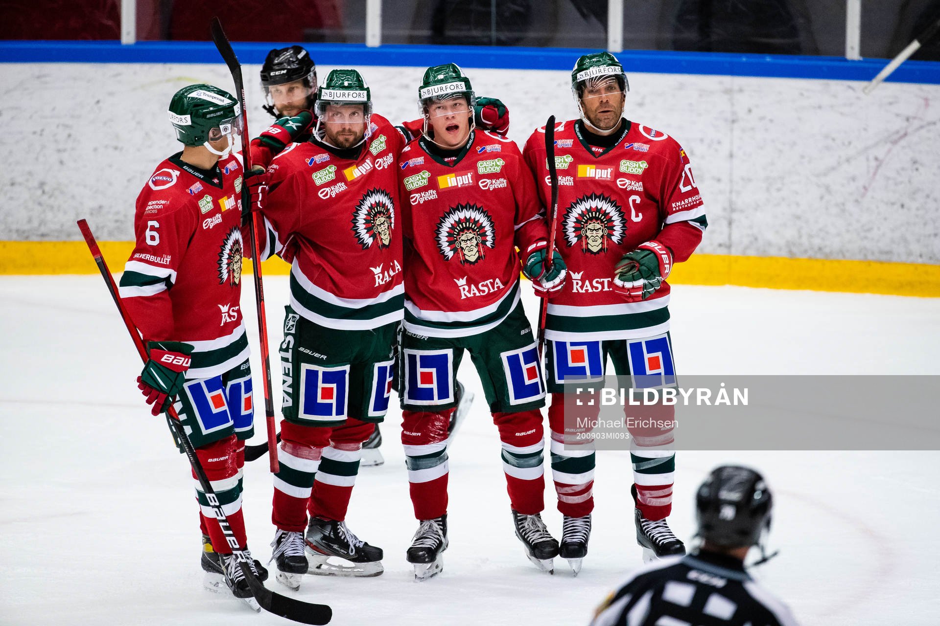 Frölundas Lucas Raymond jublar med lagkamrater