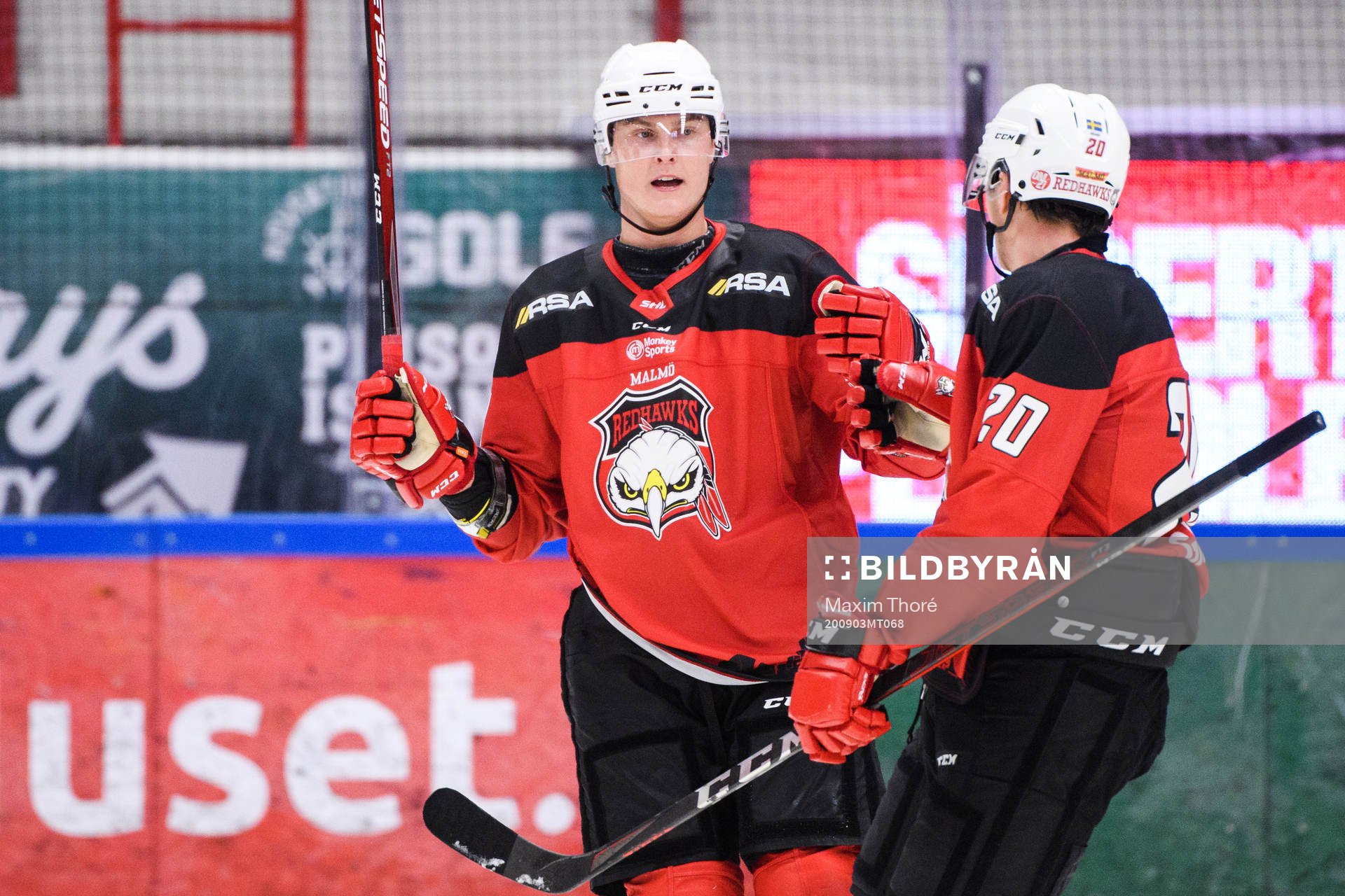 Malmö Redhawks Fredrik Händemark och Helge Grans jublar