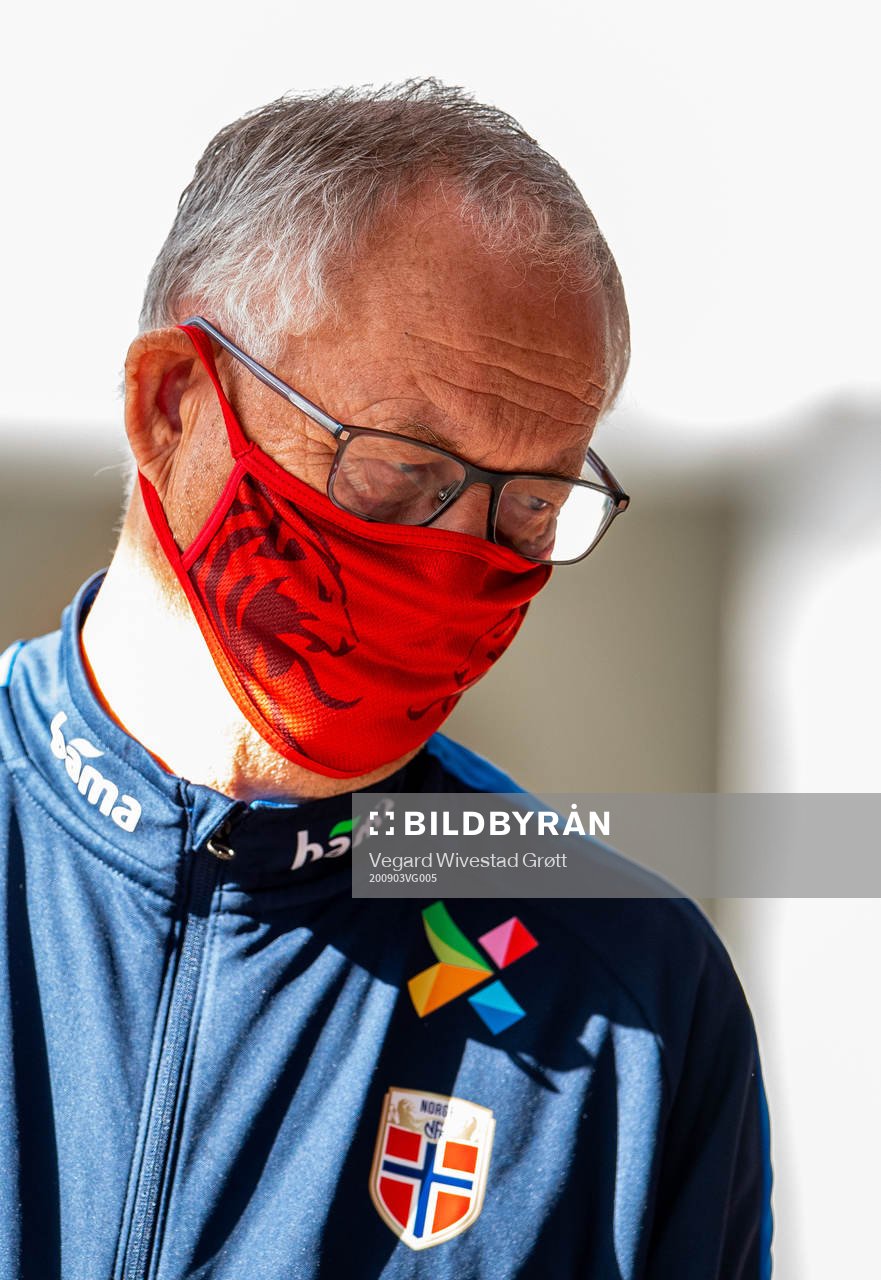 Lars Lagerbäck, head coach of Norway, wearing a face mask