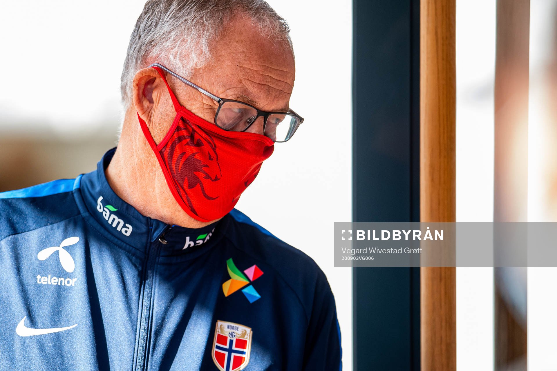 Lars Lagerbäck, head coach of Norway, wearing a face mask