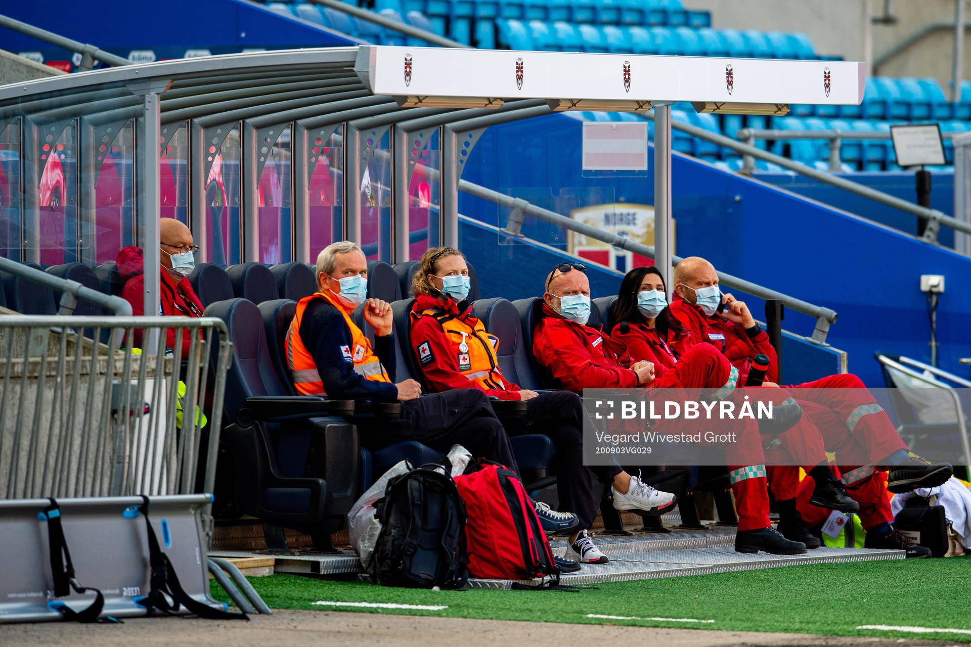 Medial staff follow the training session with the Norwegian
