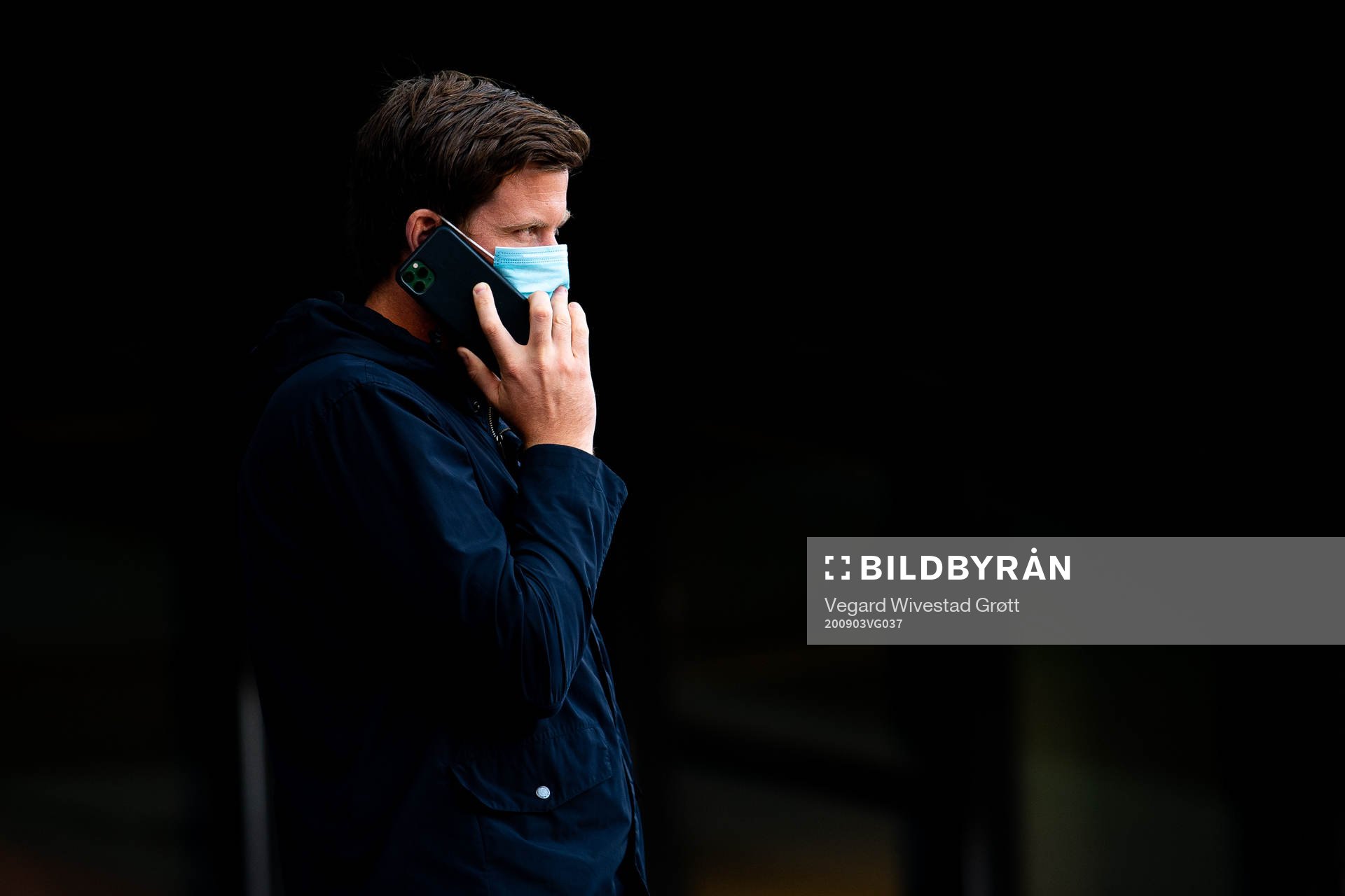 Jesper Mathisen, pundit of TV 2, wearing a face mask in the