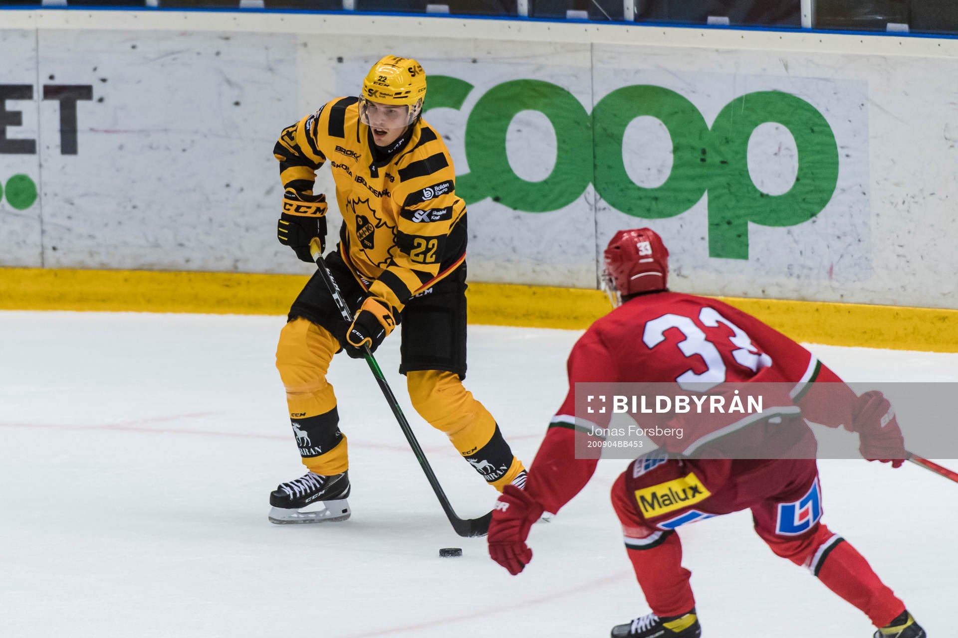Skellefteås Jonathan Johnsonunder träningsmatchen i