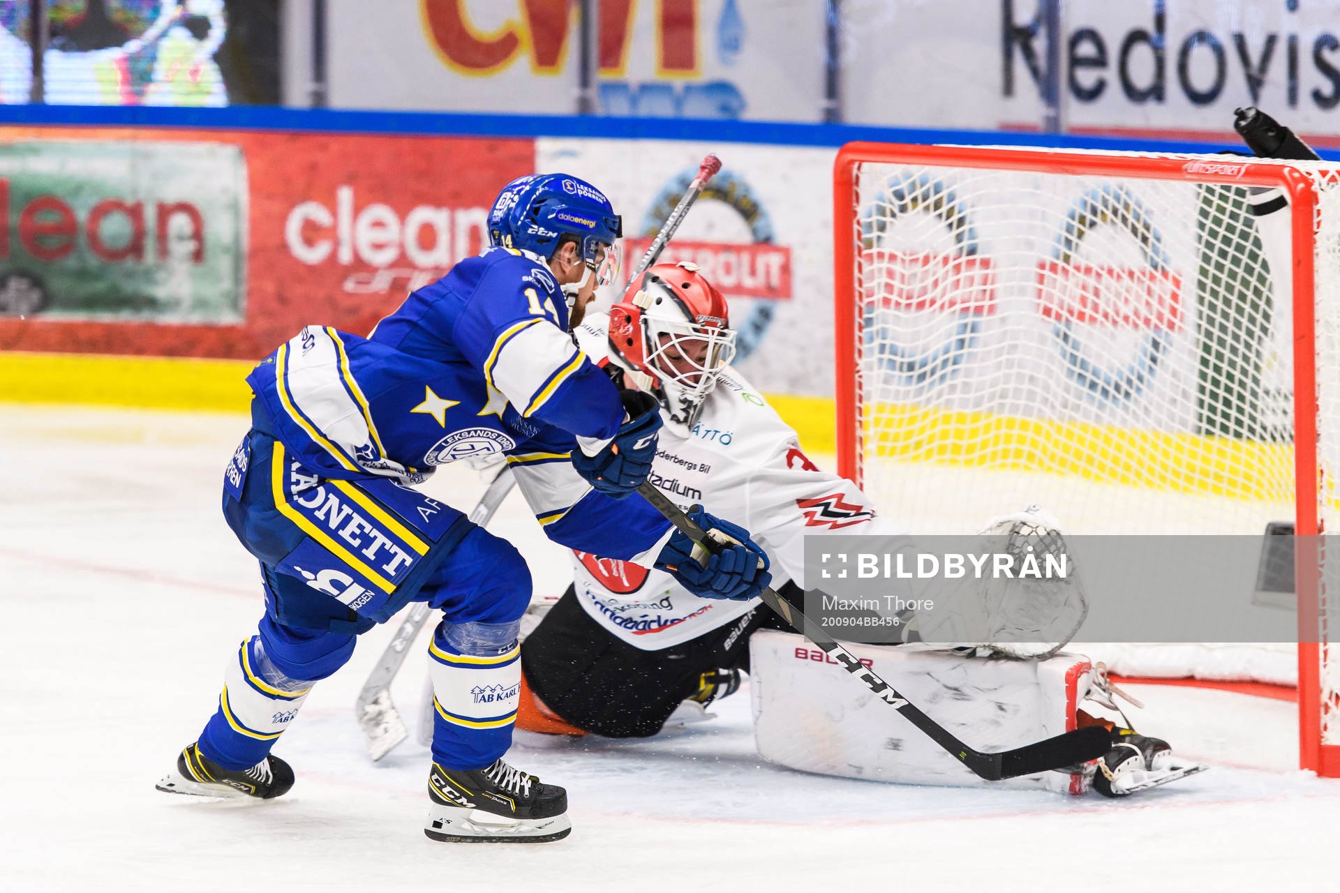 Leksands Oskar Lang och Vita Hästens målvakt August