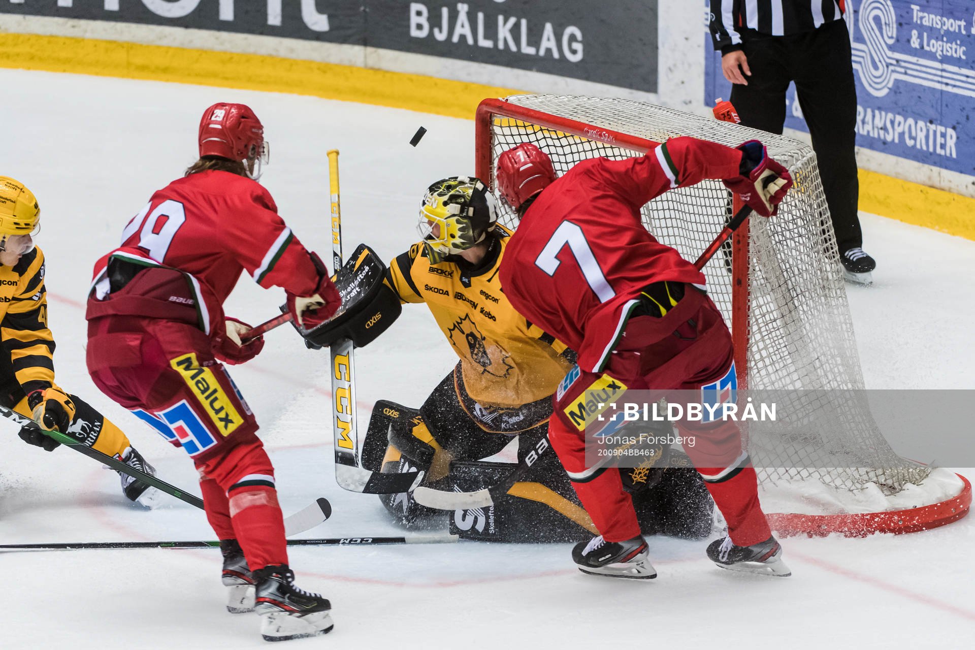 Modos Tobias Åhström oroar framför Skellefteås målvakt