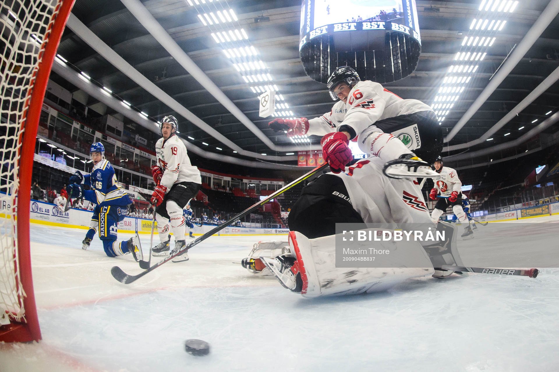 Leksands Nils Åman gör 1-0 bakom Vita Hästens Jens