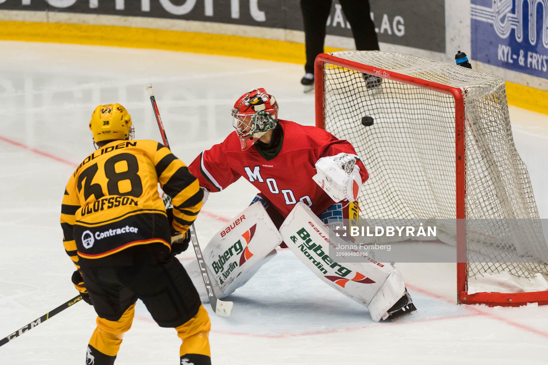 Skellefteås Jacob Olofsson och Modos målvakt Anthony