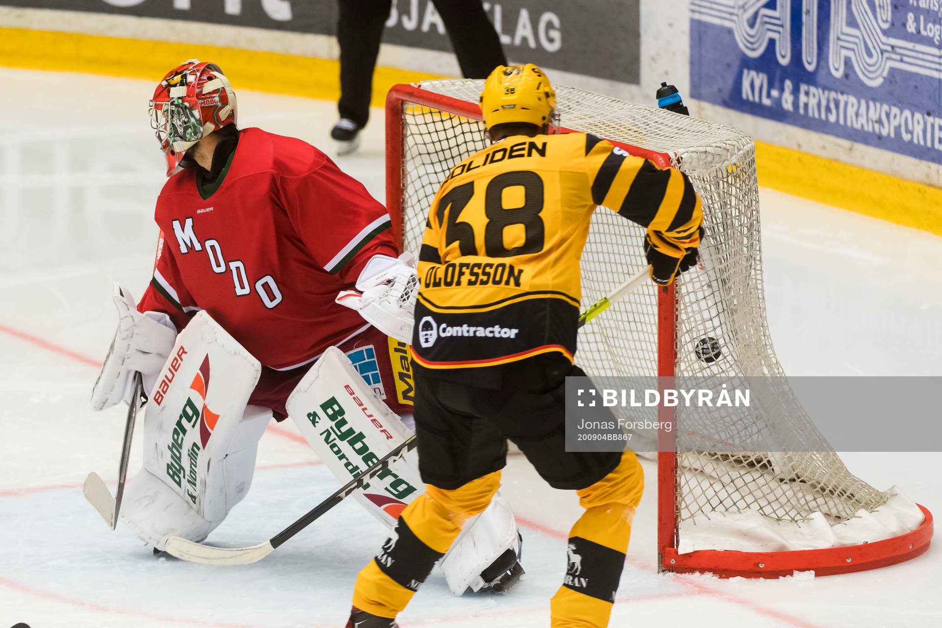 Skellefteås Jacob Olofsson och Modos målvakt Anthony