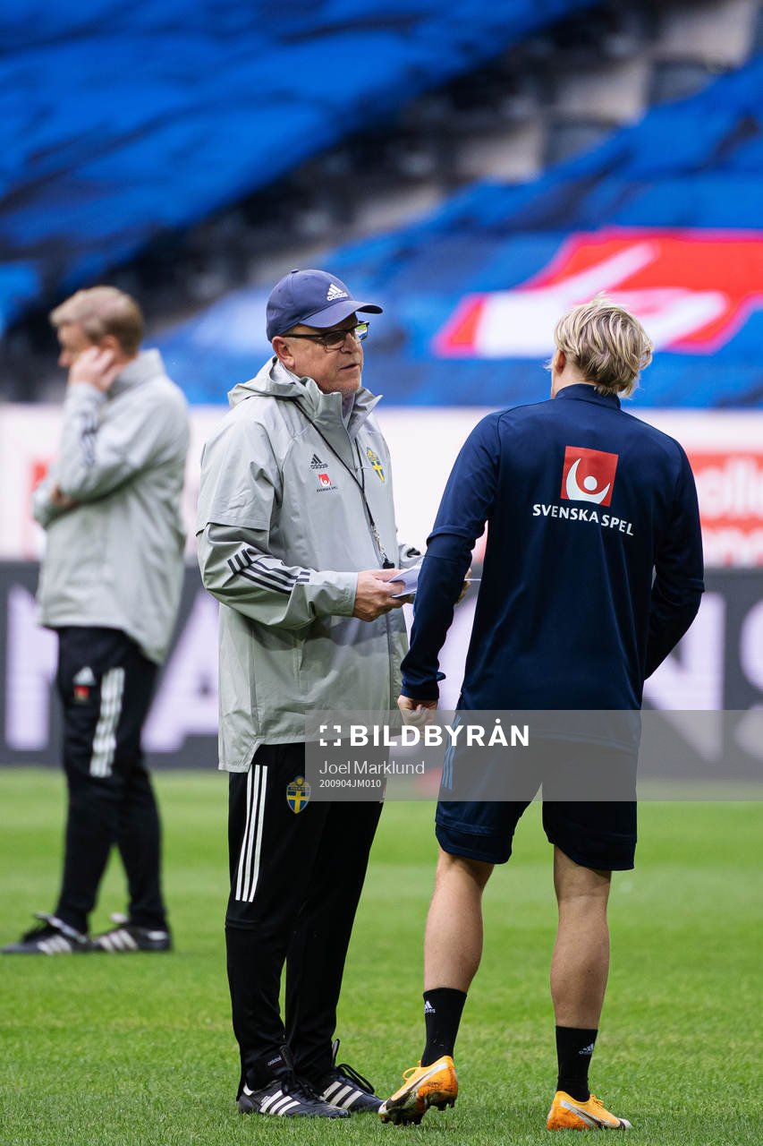 Head coach Janne Andersson and Emil Forsberg of the Swedish national football team during a training session on September 4, 2020 in Stockholm.