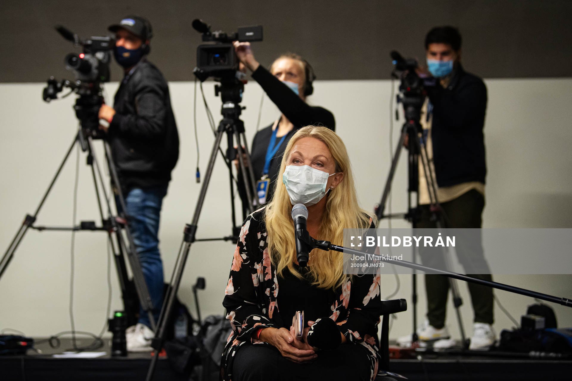 Journalist Jane Björck of SVT wearing a protective face