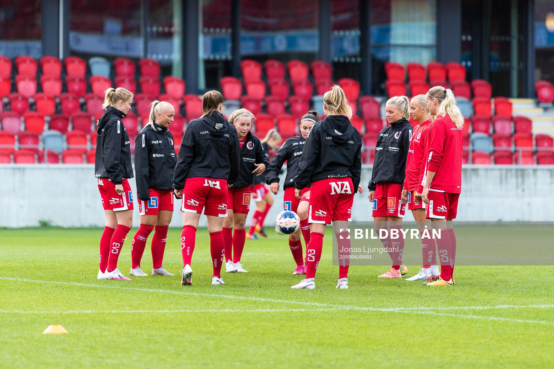 Örebros spelare värmer upp före fotbollsmatchen i