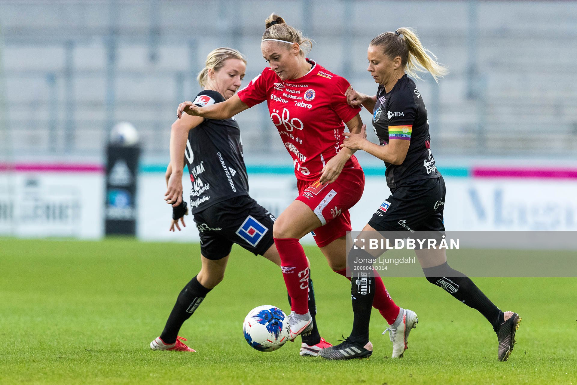 Örebros Karin Lundin mellan Växjös Alexandra Jonasson