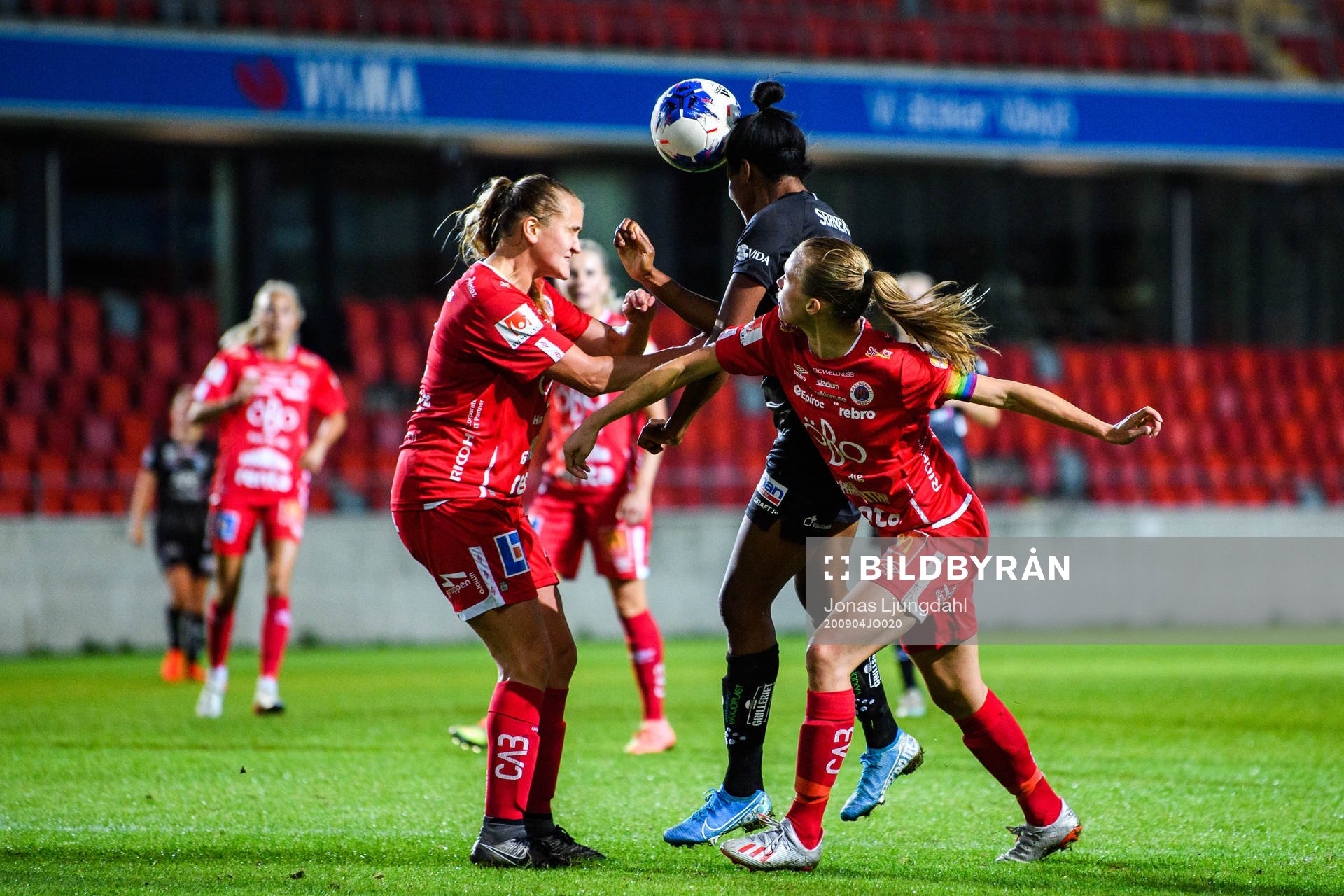 Örebros Elin Pikkujämsä och Frida Abrahamsson i en kamp