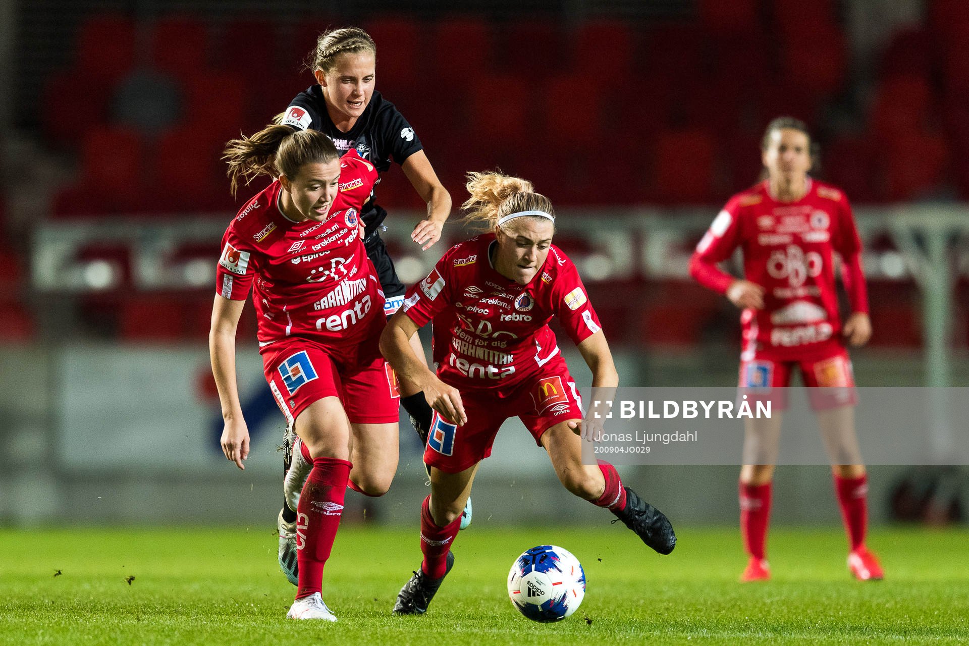 Växjös Ria Öling stoppas av Örebros Maja Regnås och