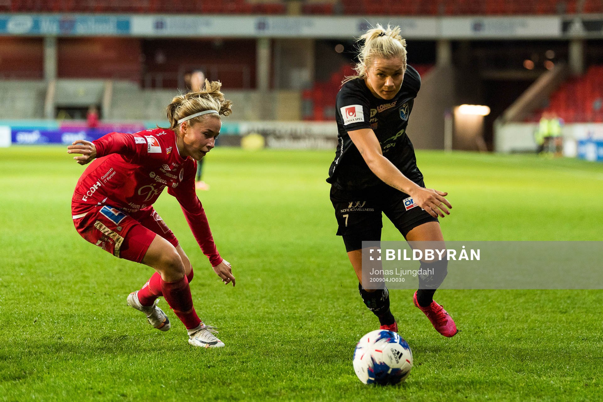 Örebros Heidi Kollanen och Växjös Amanda Johnsson Haahr