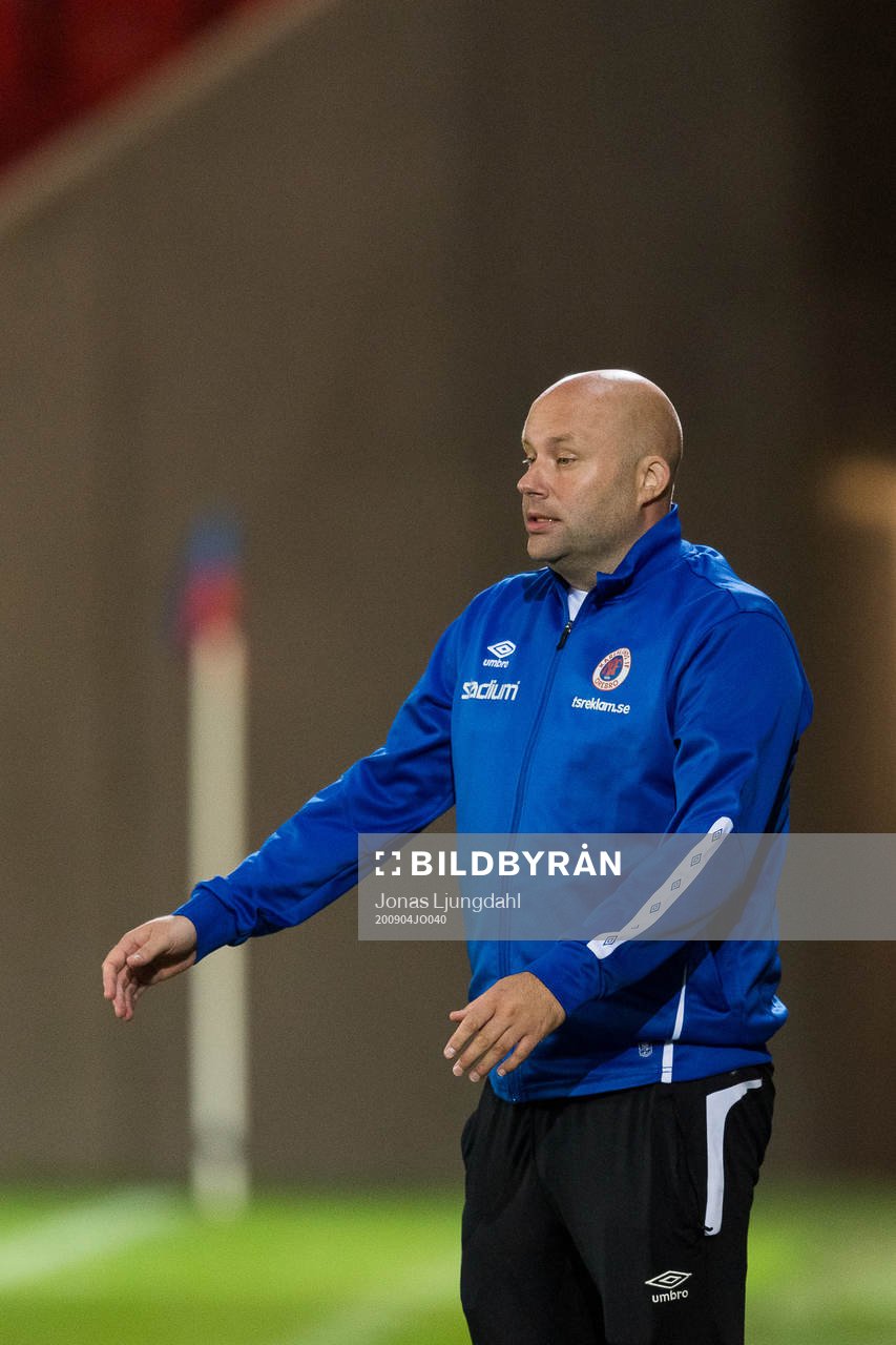 Örebros tränare Stefan Ärnsved deppar