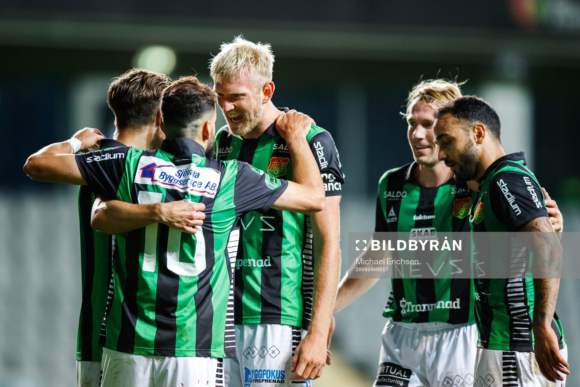 GAIS spelare jublar med Mervan Celik