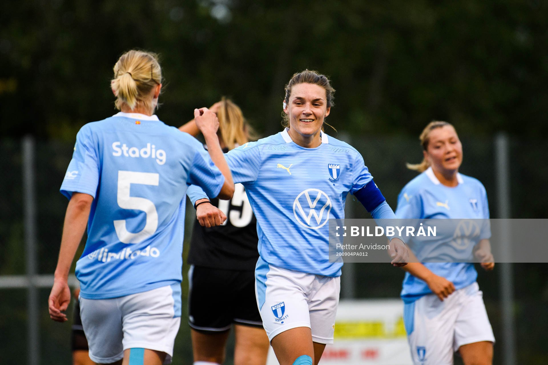 Malmö FFs Endie Erlansson jublar med Stina Stadig